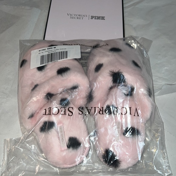 7/8 VICTORIA'S SECRET
Closed Toe Faux Fur Slipper - Picture 14 of 15
